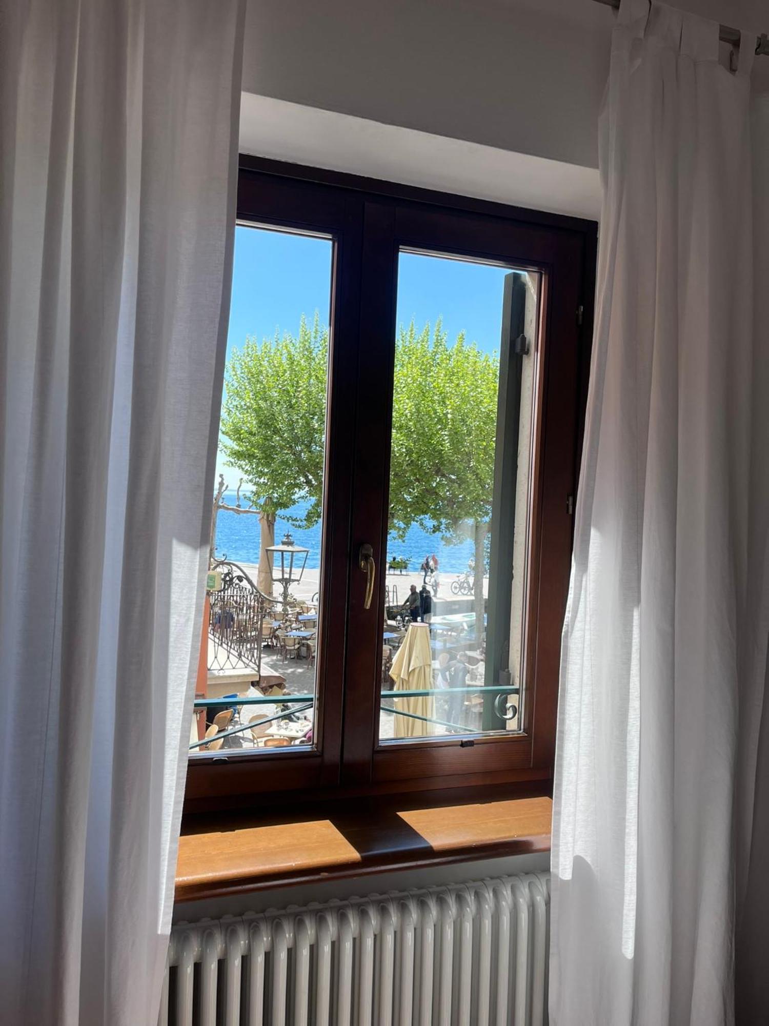 Apartment- City Center And Lake View Garda  Exteriör bild